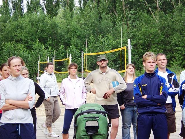 Beachturnier_Chemnitz (5).JPG - Alle hören sehr Aufmerksam zu, damit im Spiel keiner mehr Fragen muss.